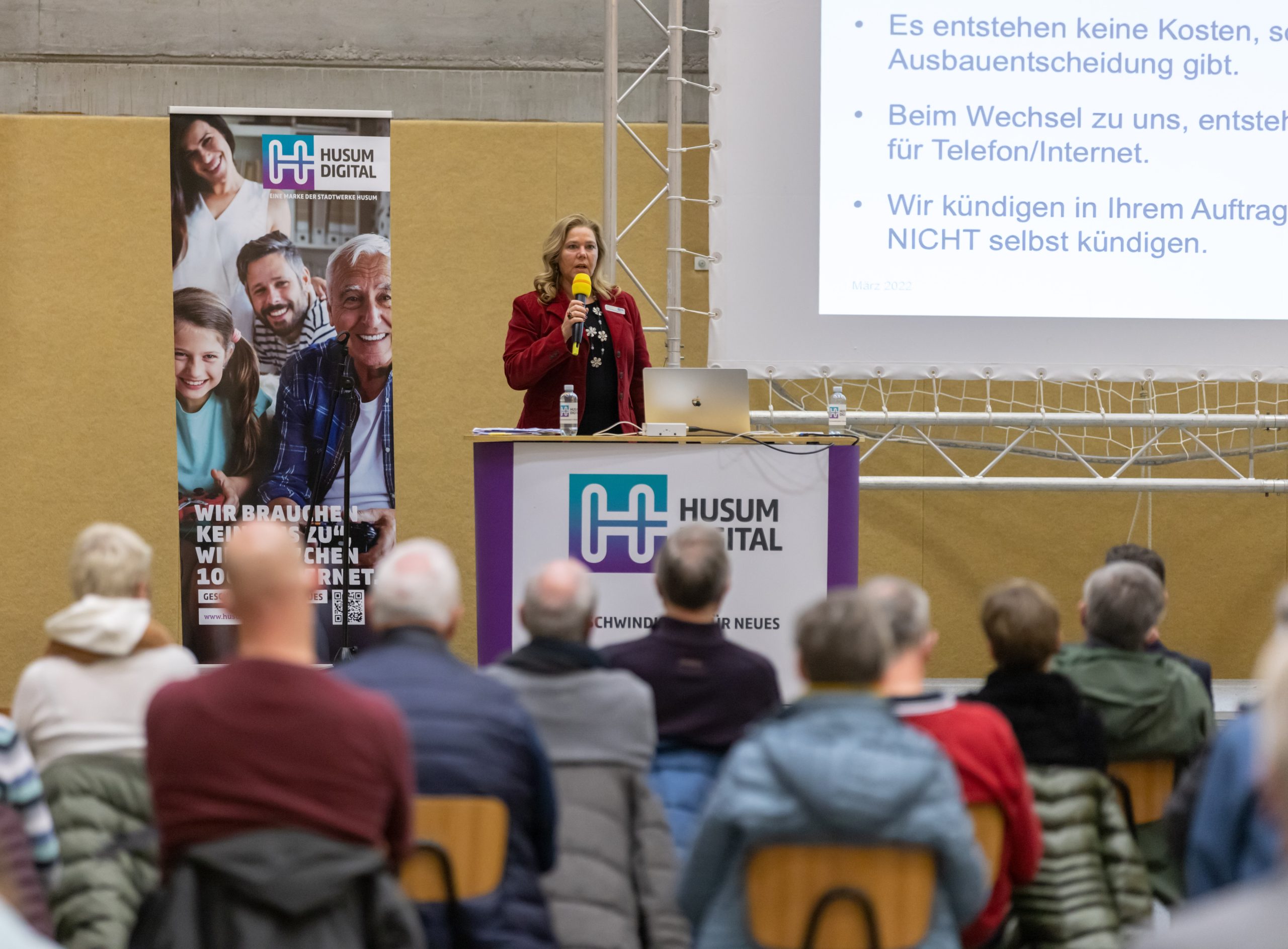 Angelika Poggensee als Rednerin bei einer Info-Veranstaltung von Husum Digital